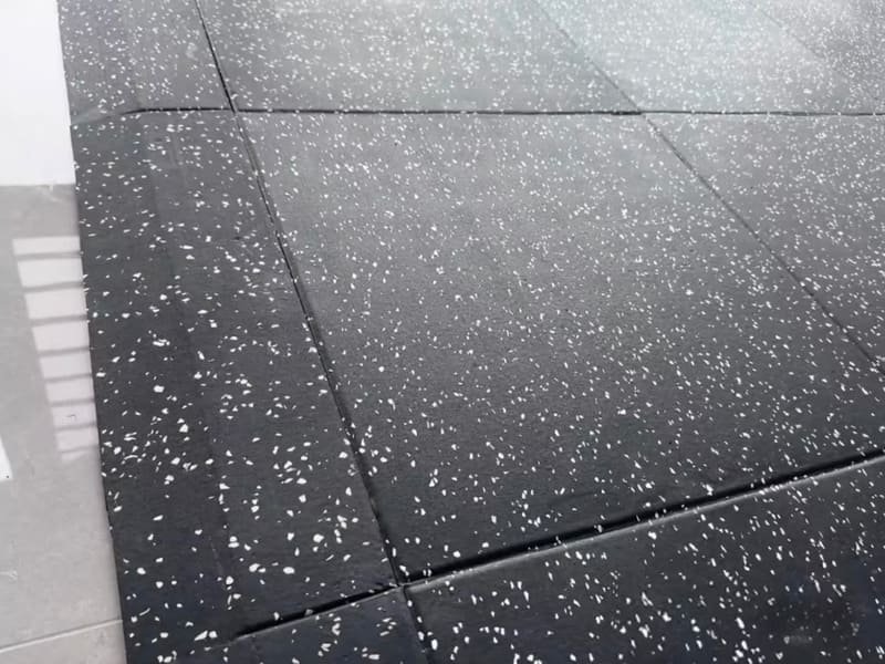 Gambar CAD tata letak lantai gym dengan dimensi dan zona yang tepat dan ditandai.